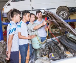 Học sửa chữa ô tô: Những kỹ năng và kiến thức cần thiết của một thợ sửa xe