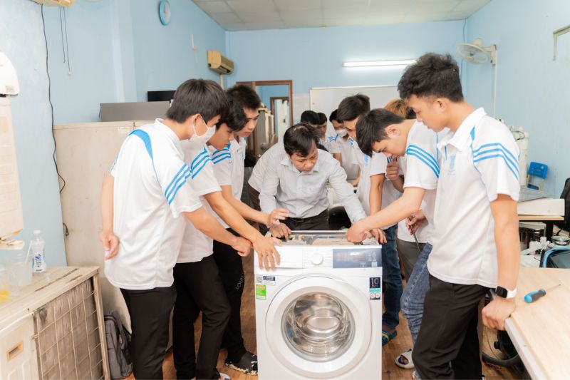 học nghề sửa chữa điện lạnh