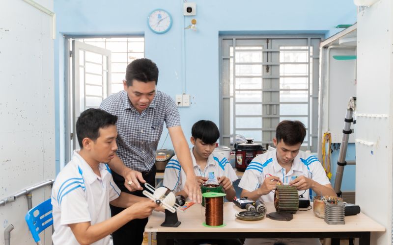 nghề sửa chữa điện dân dụng