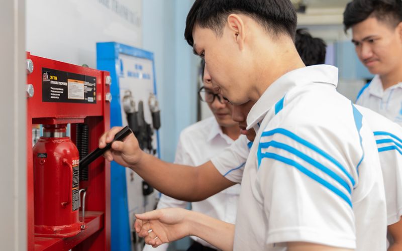Làm nghề sửa chữa ô tô lương bao nhiêu?