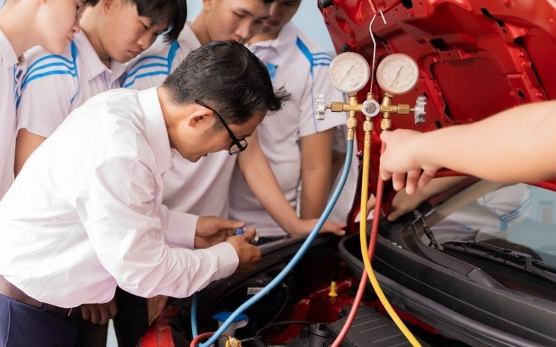 Làm nghề sửa chữa ô tô lương bao nhiêu?