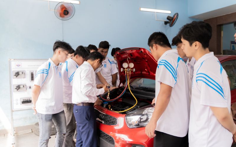 Làm nghề sửa chữa ô tô lương bao nhiêu?
