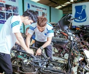 Thu nhập nghề sửa xe máy bao nhiêu? Lương thợ sửa xe máy 2026