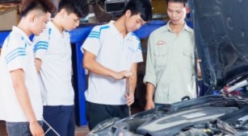 Học sửa chữa ô tô nên chọn học đại học, cao đẳng hay trung cấp nghề.