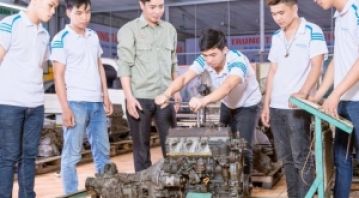 Học sửa ô tô nên học thực hành hay lý thuyết?