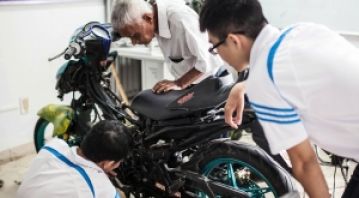 Nghề sửa xe máy có phù hợp với người trẻ không? Cơ hội việc làm và thu nhập hấp dẫn