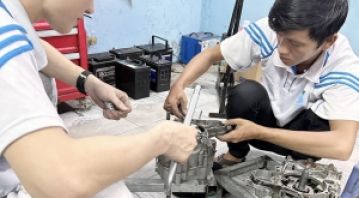 Học sửa xe máy bao nhiêu tiền? Chi phí chi tiết và lộ trình học nghề