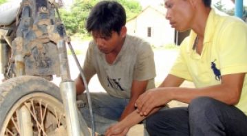 VƯƠN LÊN THOÁT NGHÈO TỪ HỌC SỬA XE MÁY